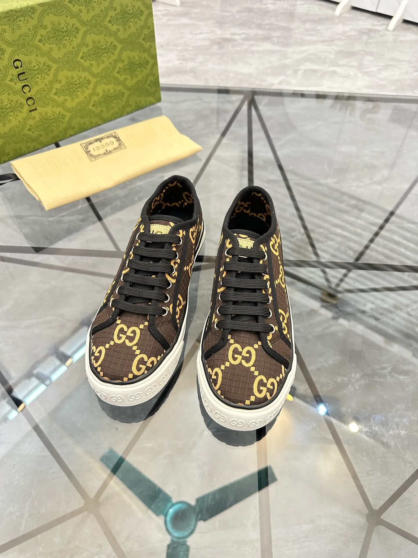 Men's shoes: 💰P380¥ Product trademark: Gucci* "Gucci*" low-top casual shoes Regular size: 38-44 (can be customized to 45.46.) Product materials: Original material from the upper counter, breathable lining, original outsole. Number: 661